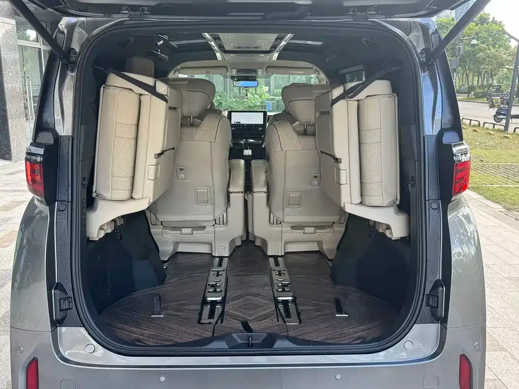 Toyota Alphard — фото 9