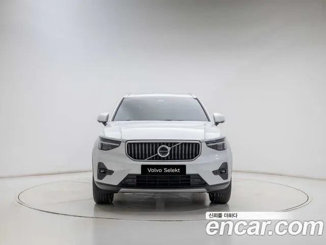 Volvo XC40 — фото 8