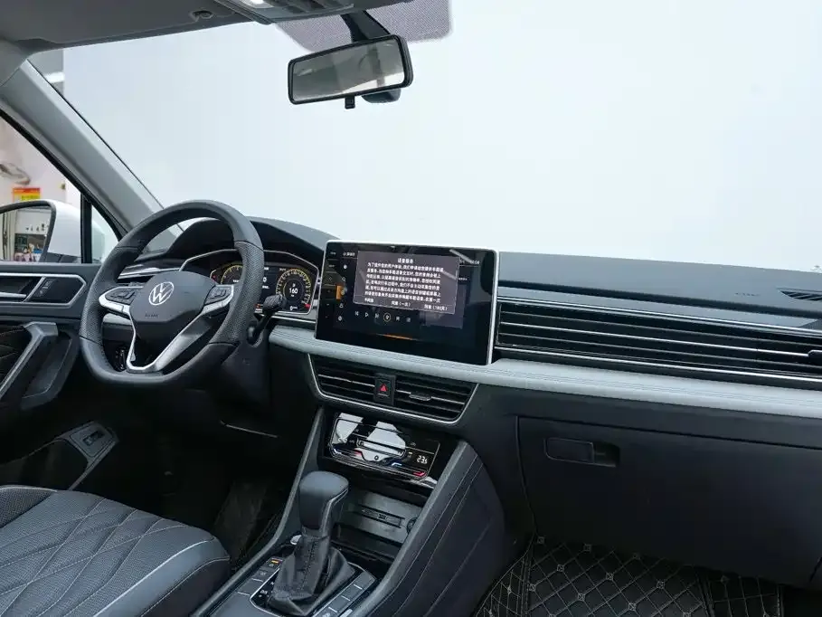 Volkswagen Tiguan L — фото 4