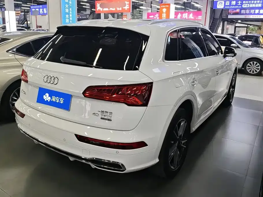 Audi Q5L — фото 10