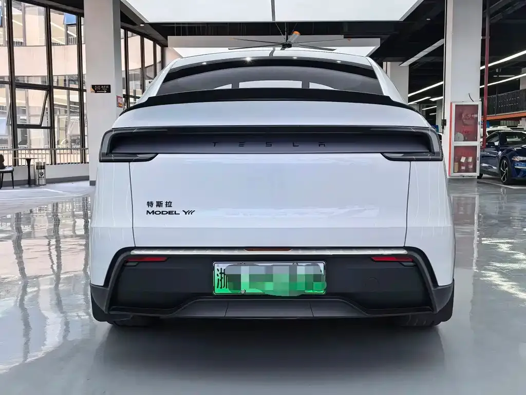 Tesla Model Y L — фото 3