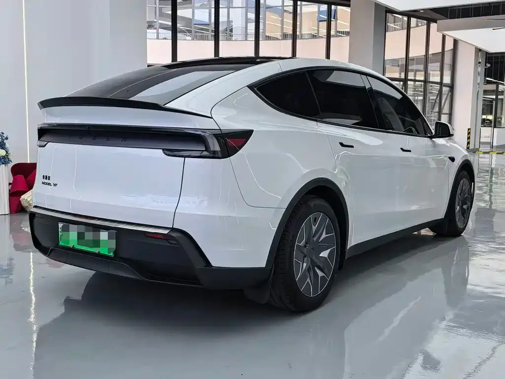 Tesla Model Y L — фото 7