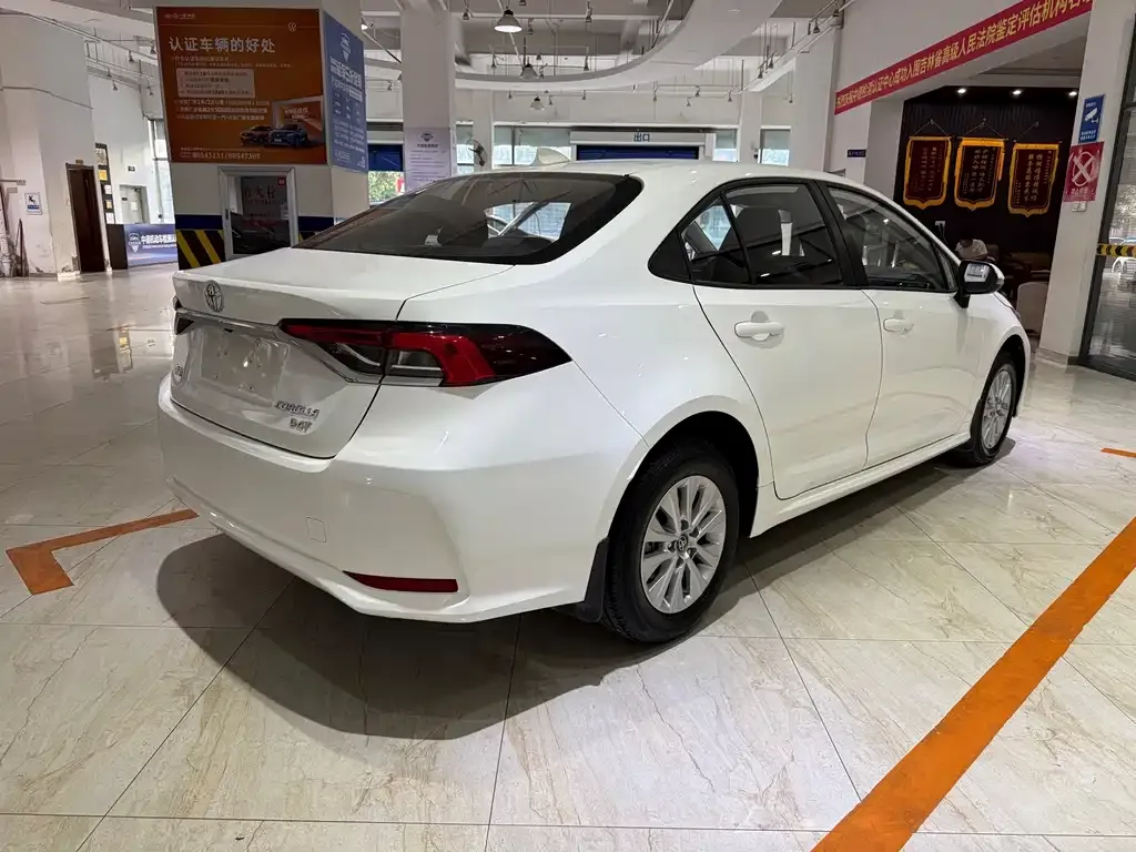 Toyota Corolla — фото 10