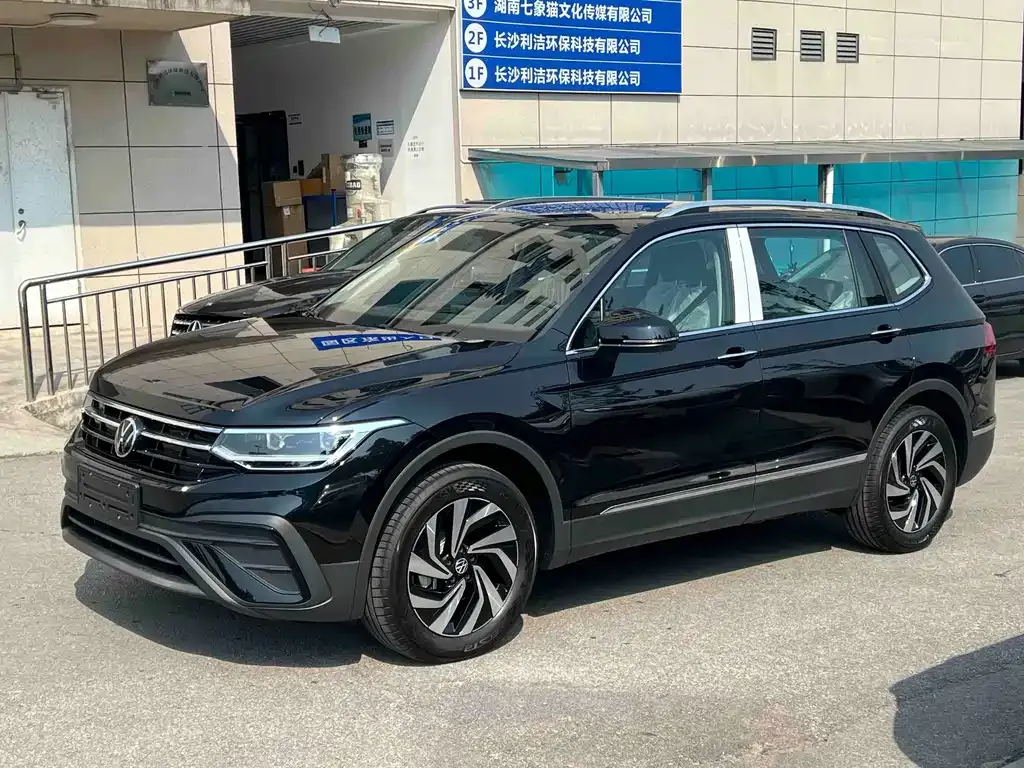 Volkswagen Tiguan L — фото 1