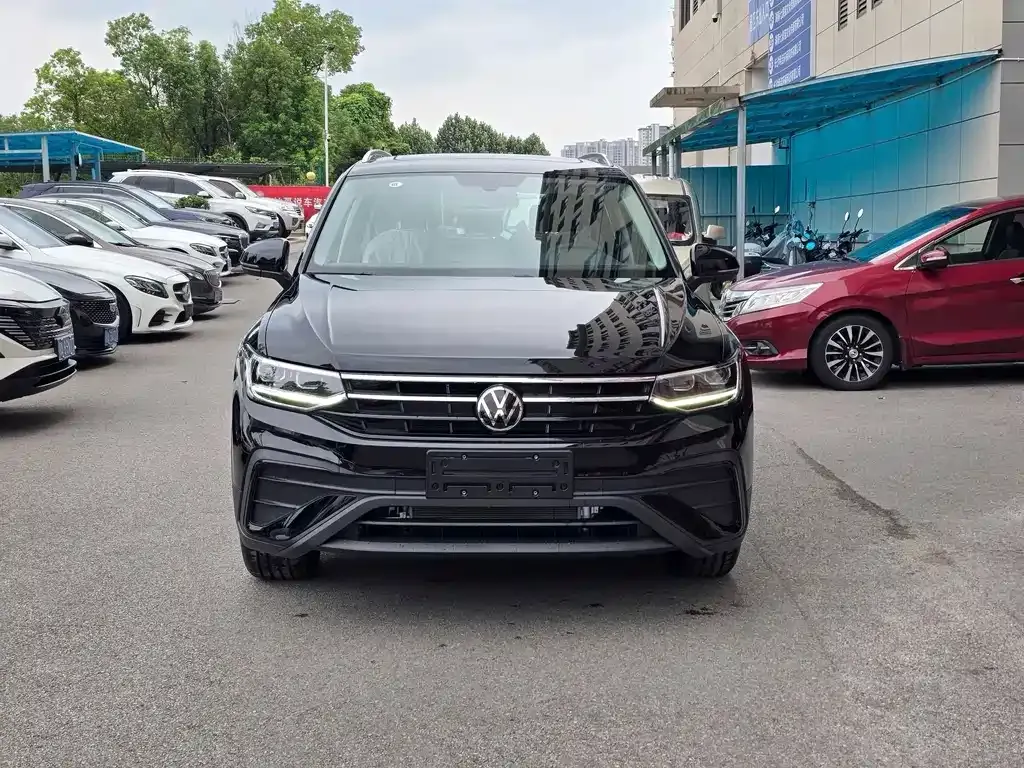 Volkswagen Tiguan L — фото 9