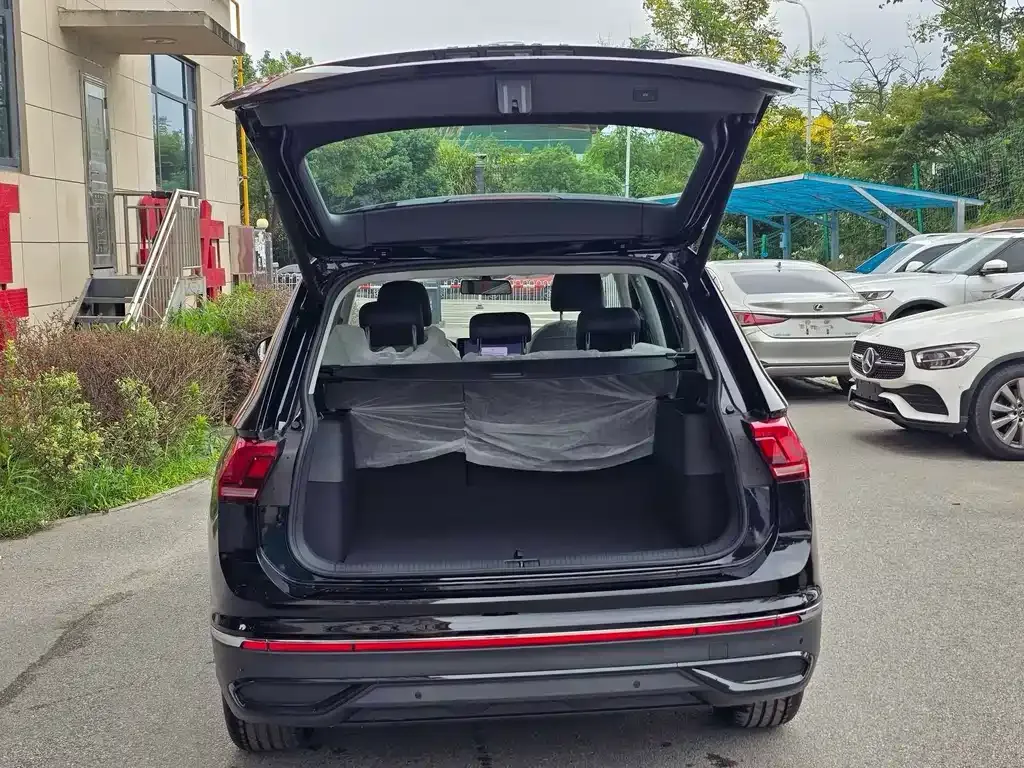 Volkswagen Tiguan L — фото 10