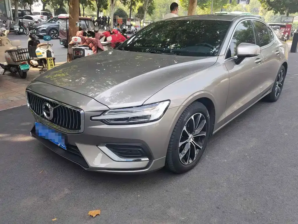 Volvo S60 — фото 1