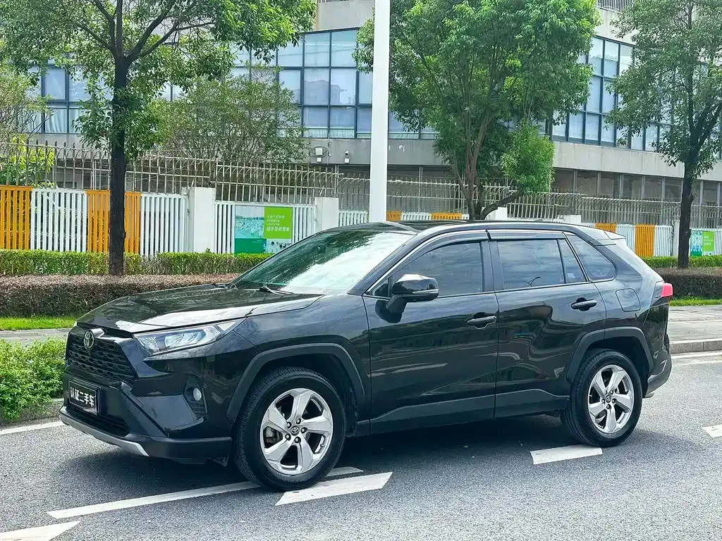 Toyota RAV4 — фото 1