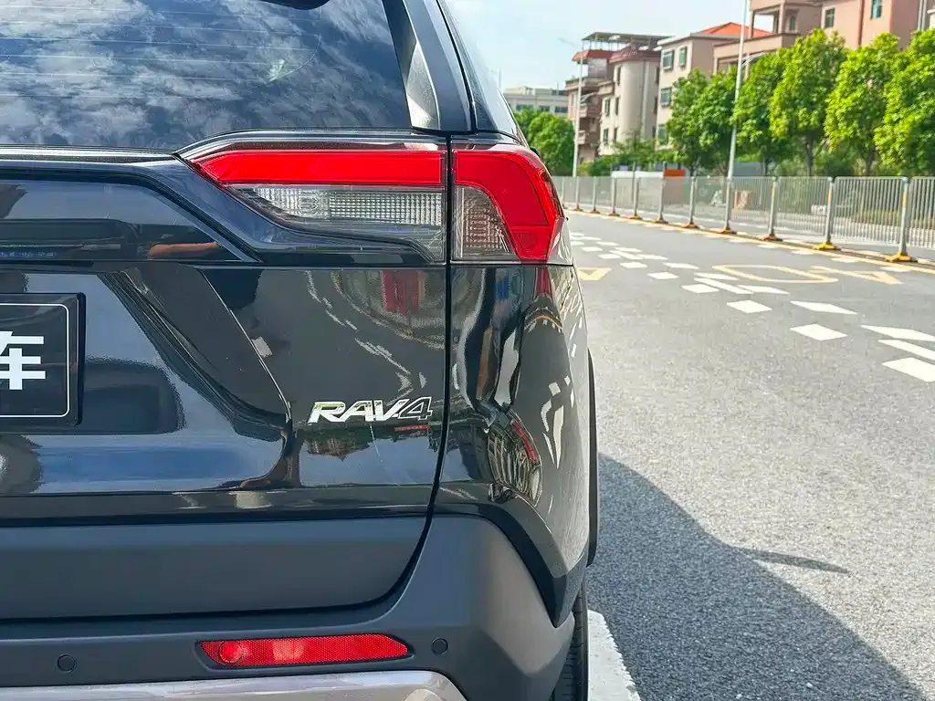 Toyota RAV4 — фото 3