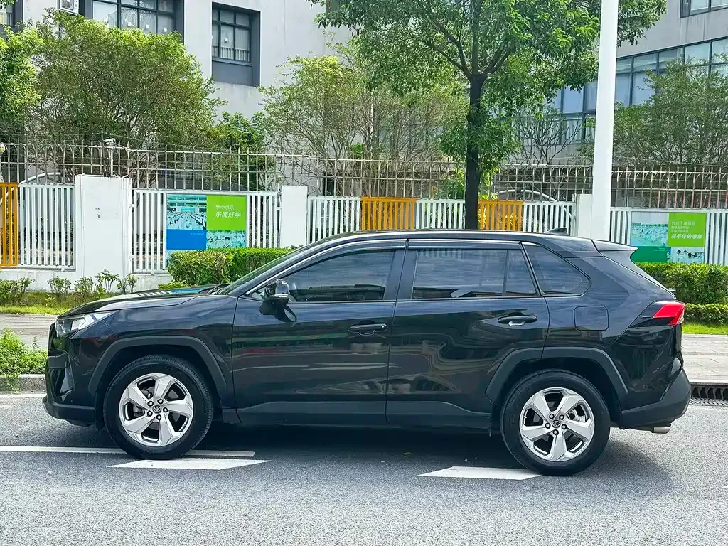 Toyota RAV4 — фото 9