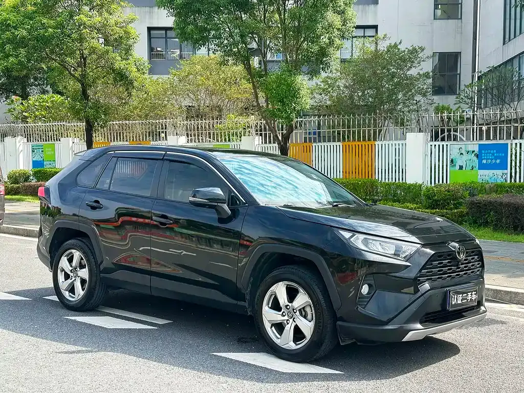 Toyota RAV4 — фото 7