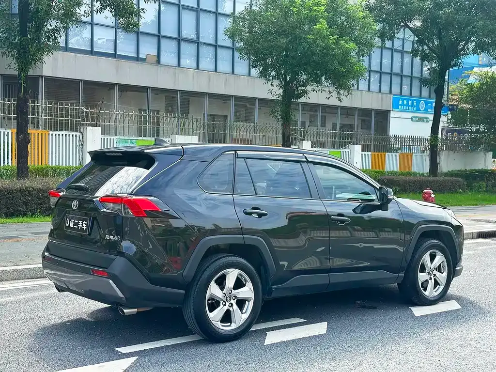 Toyota RAV4 — фото 6