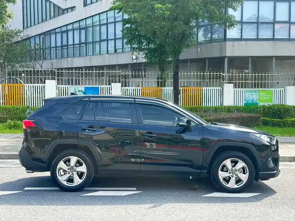 Toyota RAV4 — фото 4