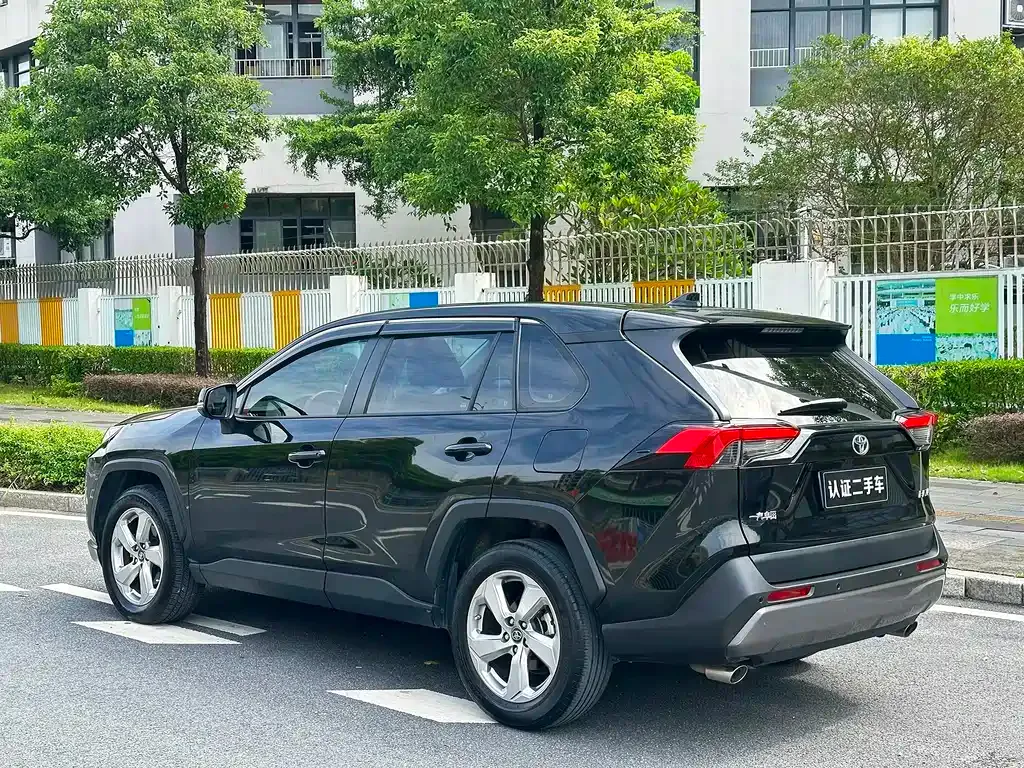 Toyota RAV4 — фото 10
