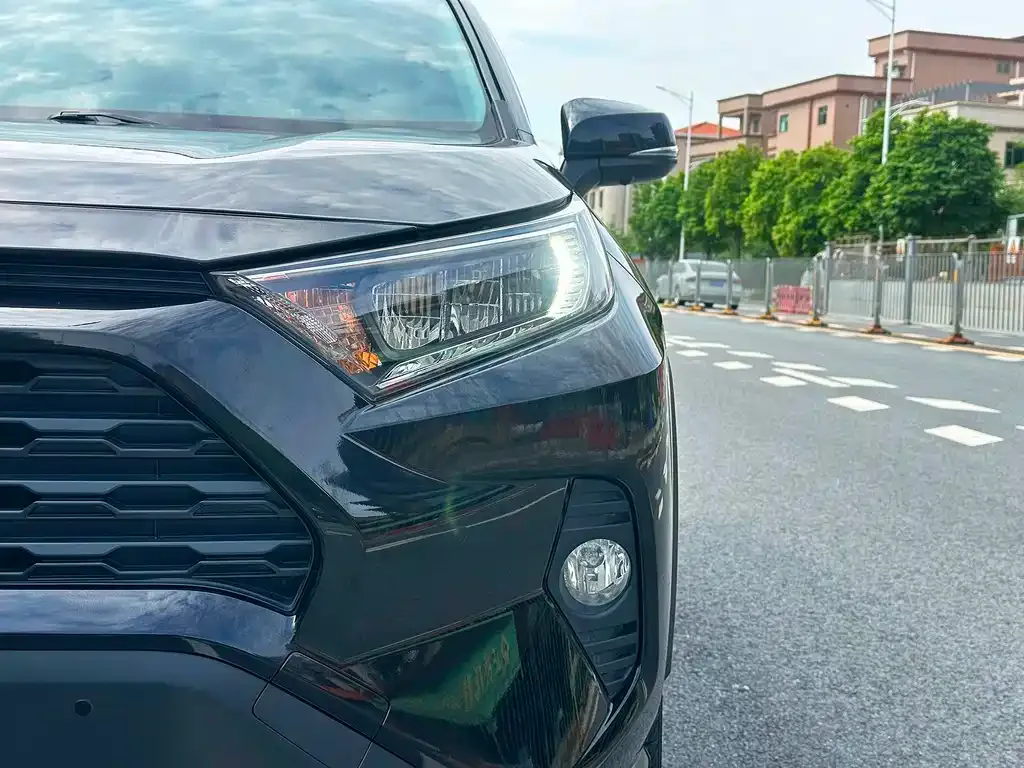 Toyota RAV4 — фото 2