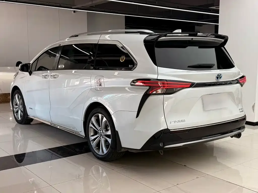Toyota Sienna — фото 10