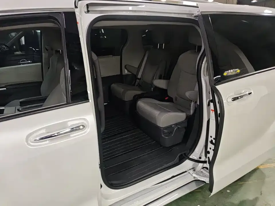 Toyota Granvia — фото 6