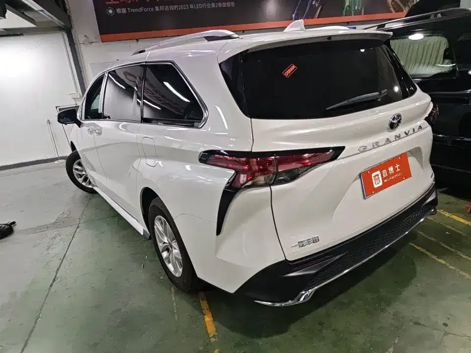 Toyota Granvia — фото 3