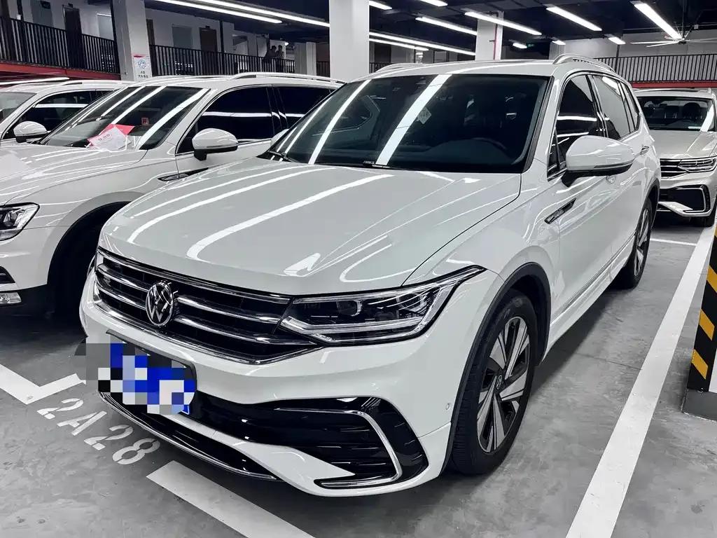 Volkswagen Tiguan L — фото 1