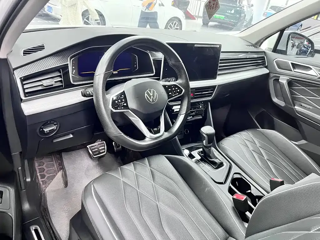 Volkswagen Tiguan L — фото 10