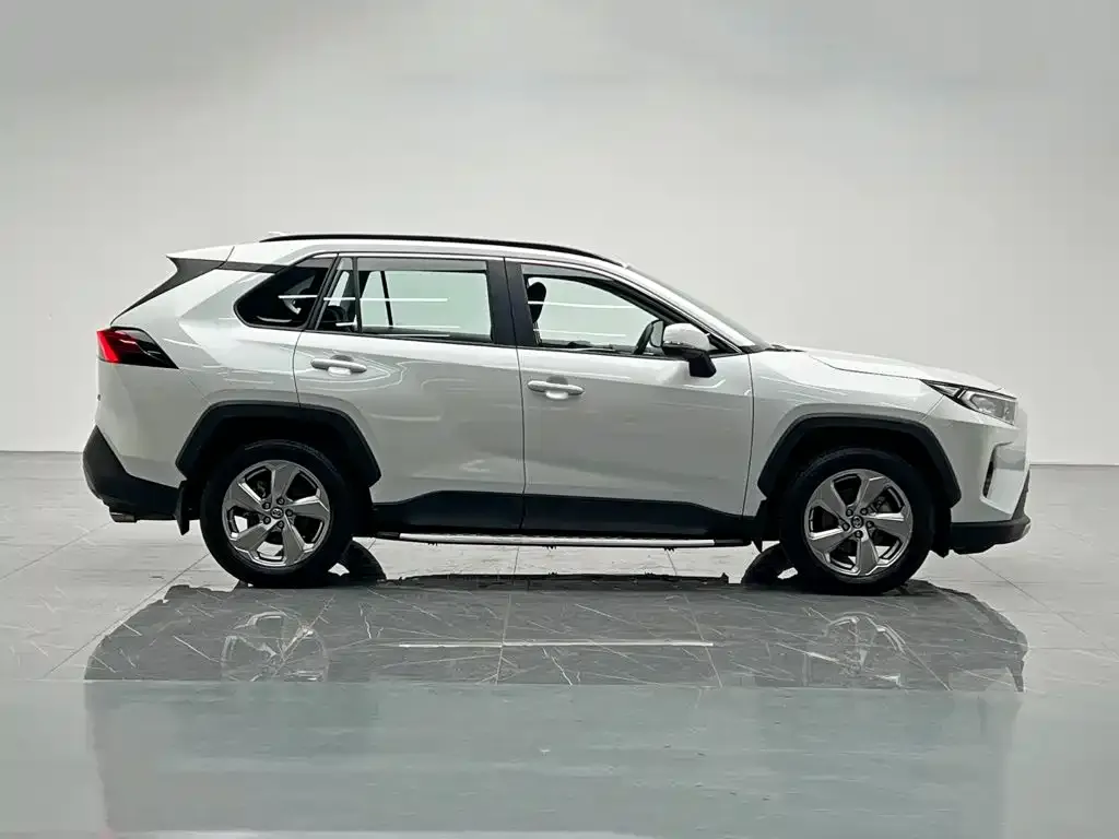 Toyota RAV4 — фото 8