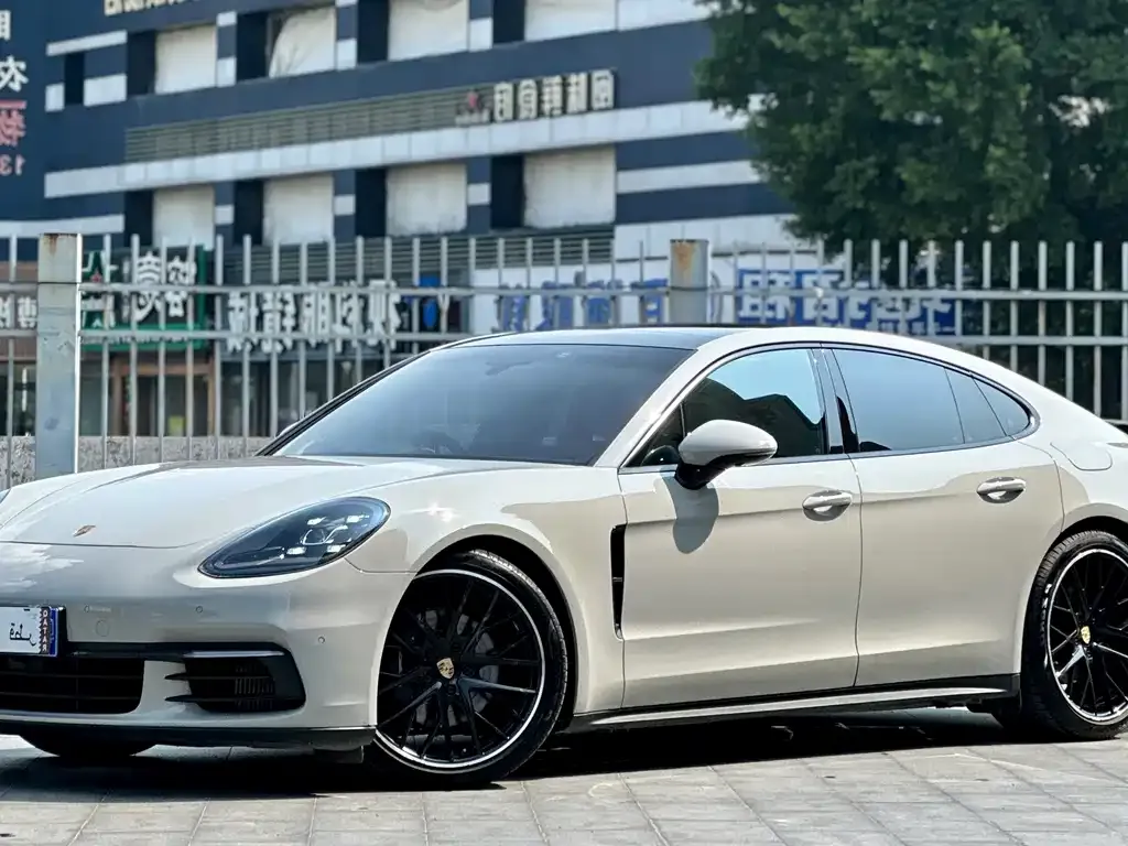 Porsche Panamera — фото 1