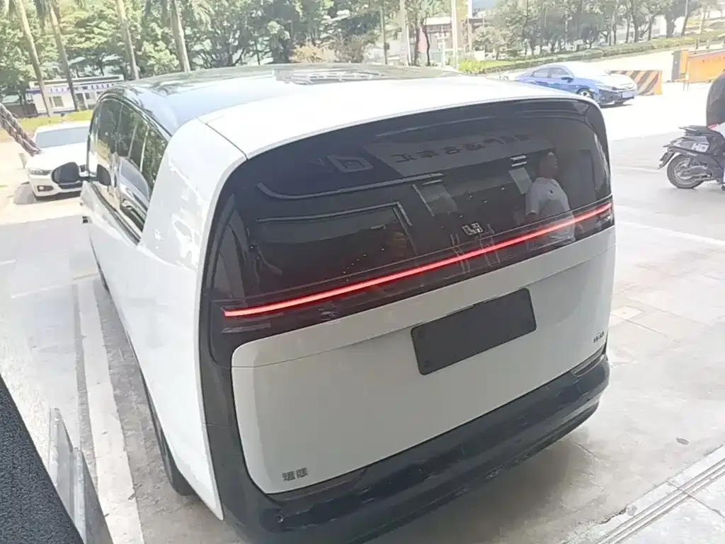 Li Auto MEGA — фото 8
