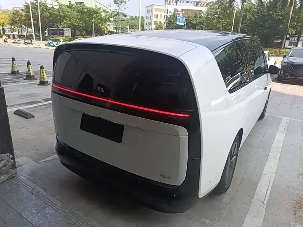 Li Auto MEGA — фото 7