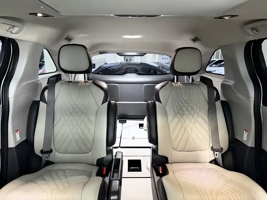 Toyota Granvia — фото 5