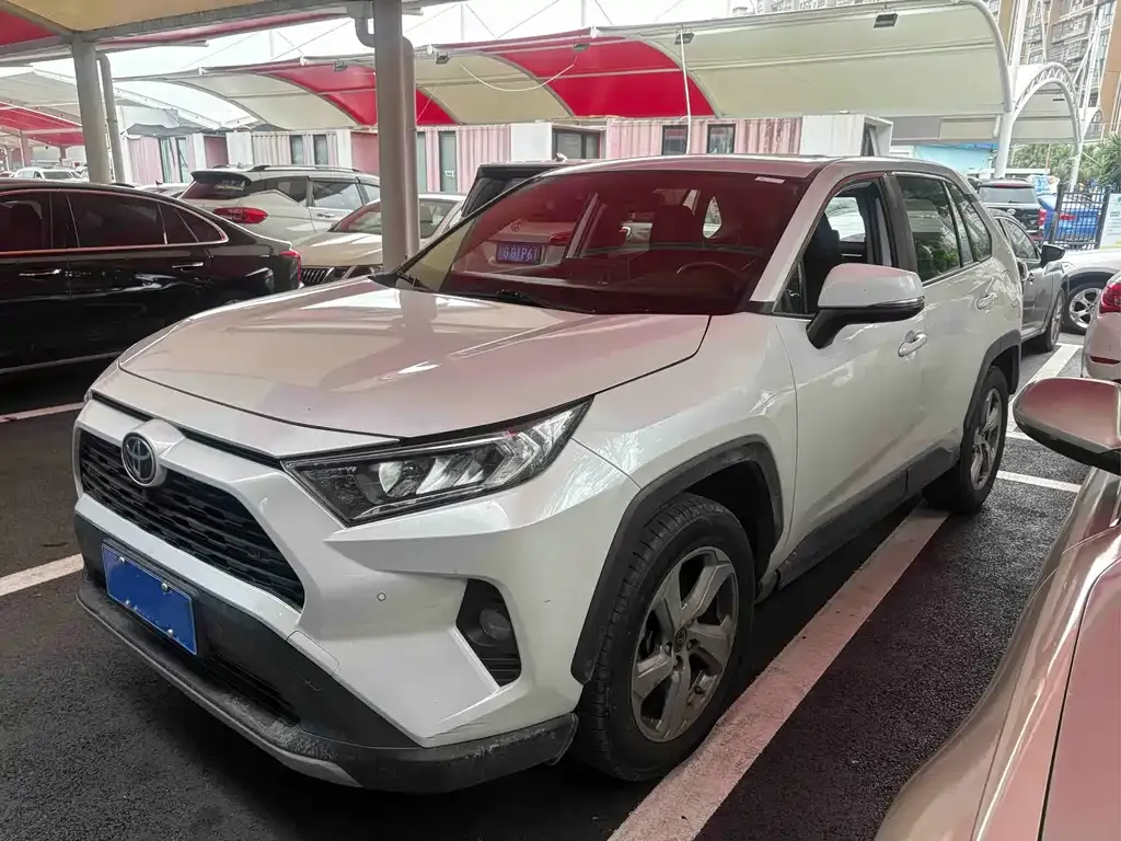 Toyota RAV4 — фото 1