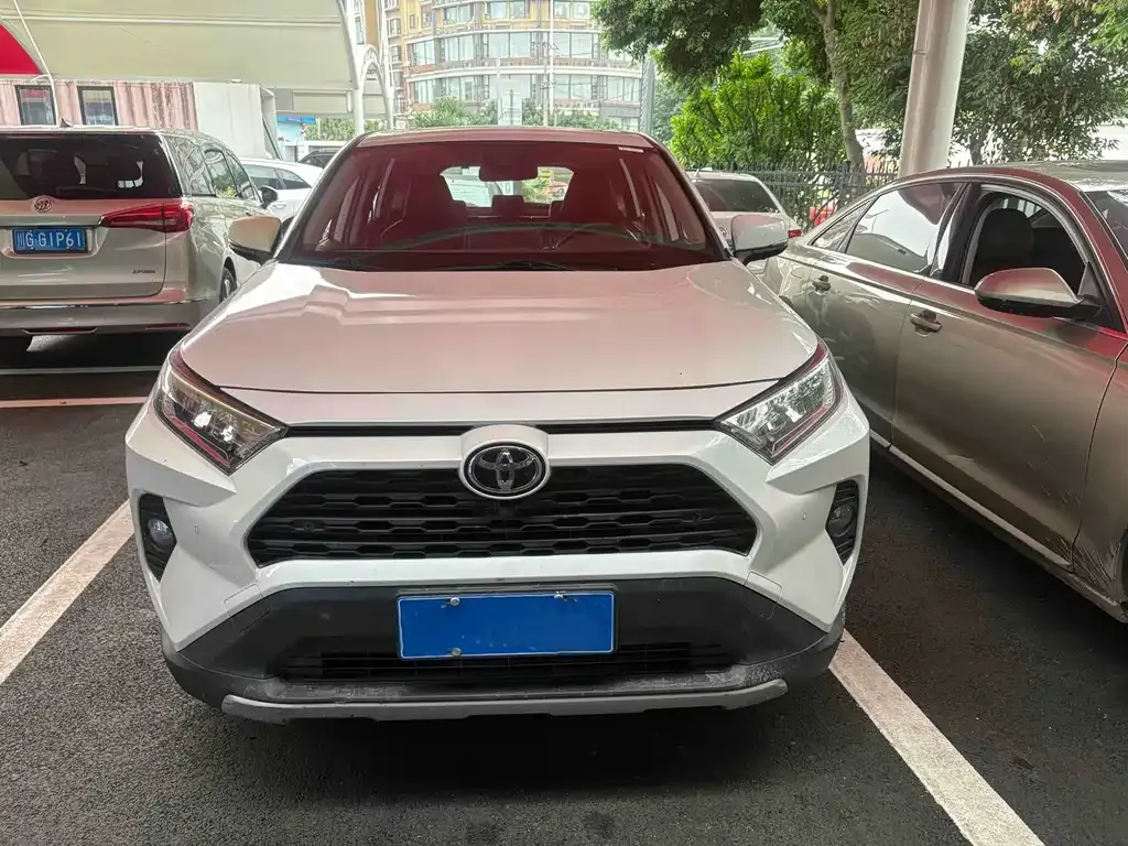 Toyota RAV4 — фото 7