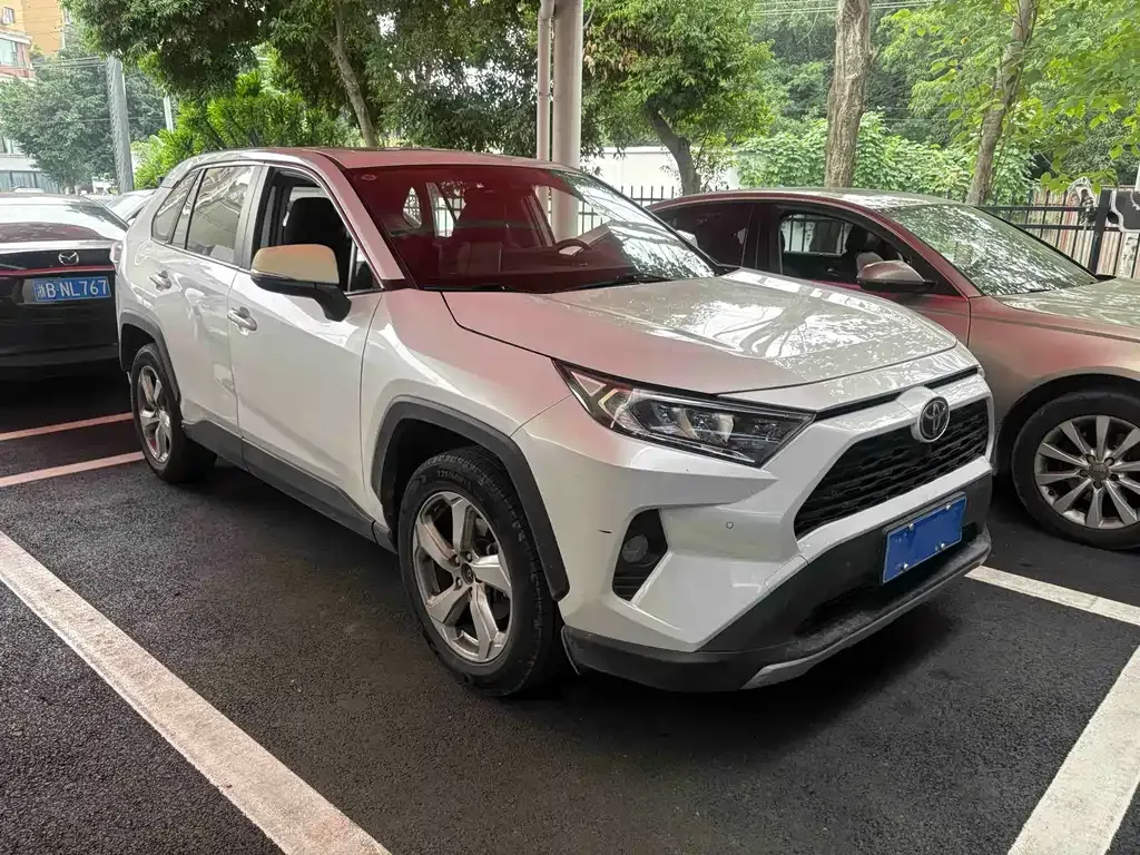 Toyota RAV4 — фото 2