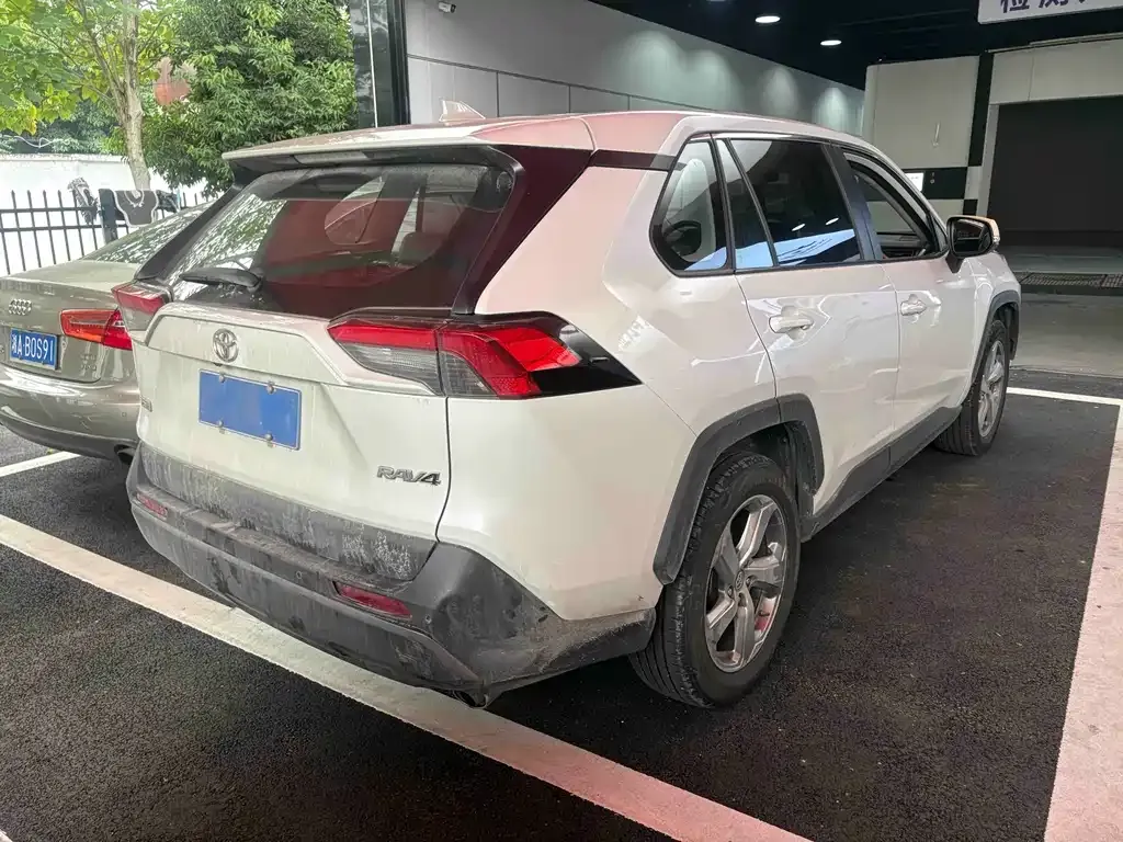 Toyota RAV4 — фото 9