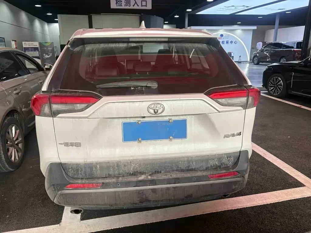 Toyota RAV4 — фото 5