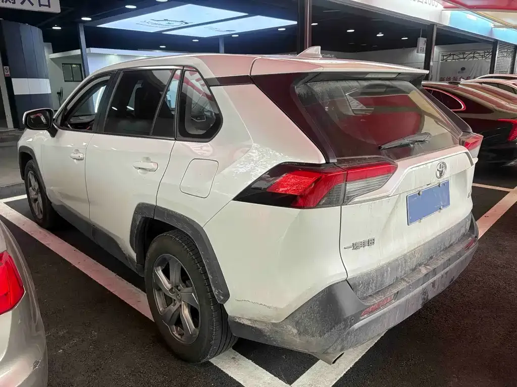 Toyota RAV4 — фото 6
