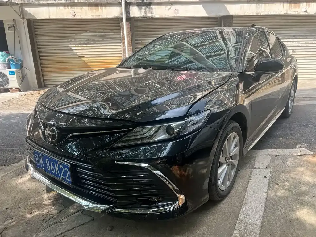 Toyota Camry — фото 1