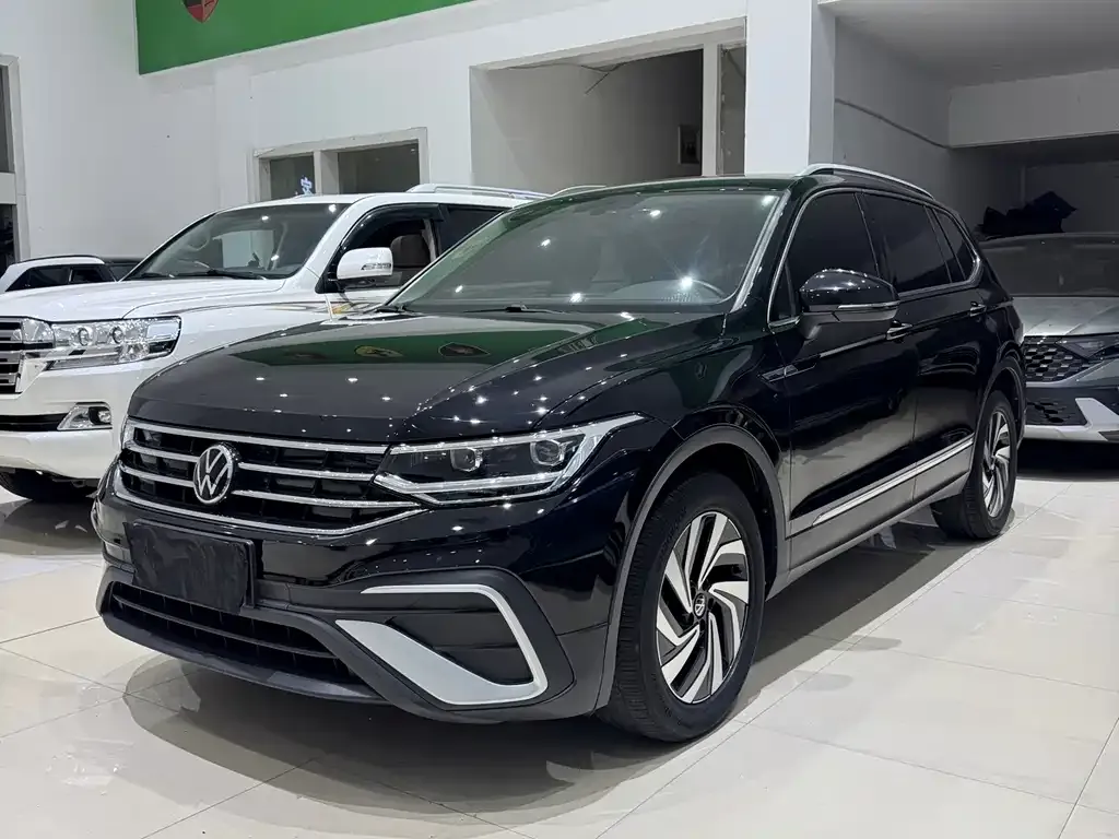 Volkswagen Tiguan L — фото 1