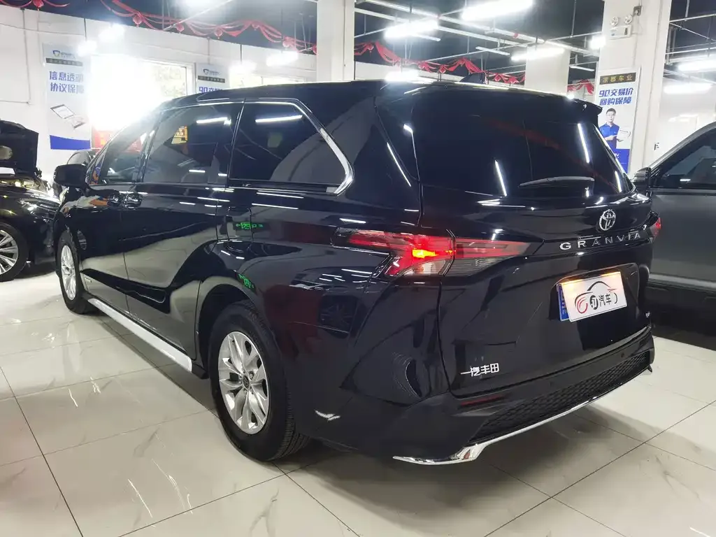 Toyota Granvia — фото 6