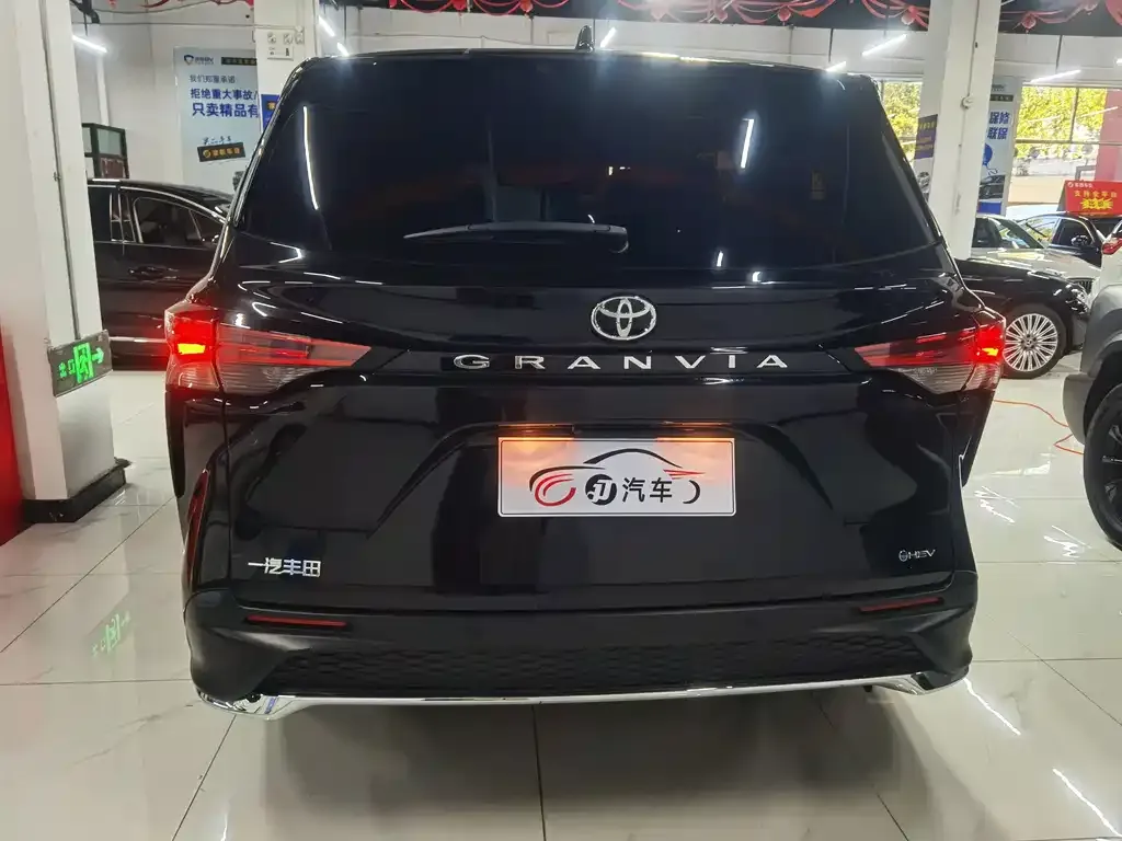 Toyota Granvia — фото 8
