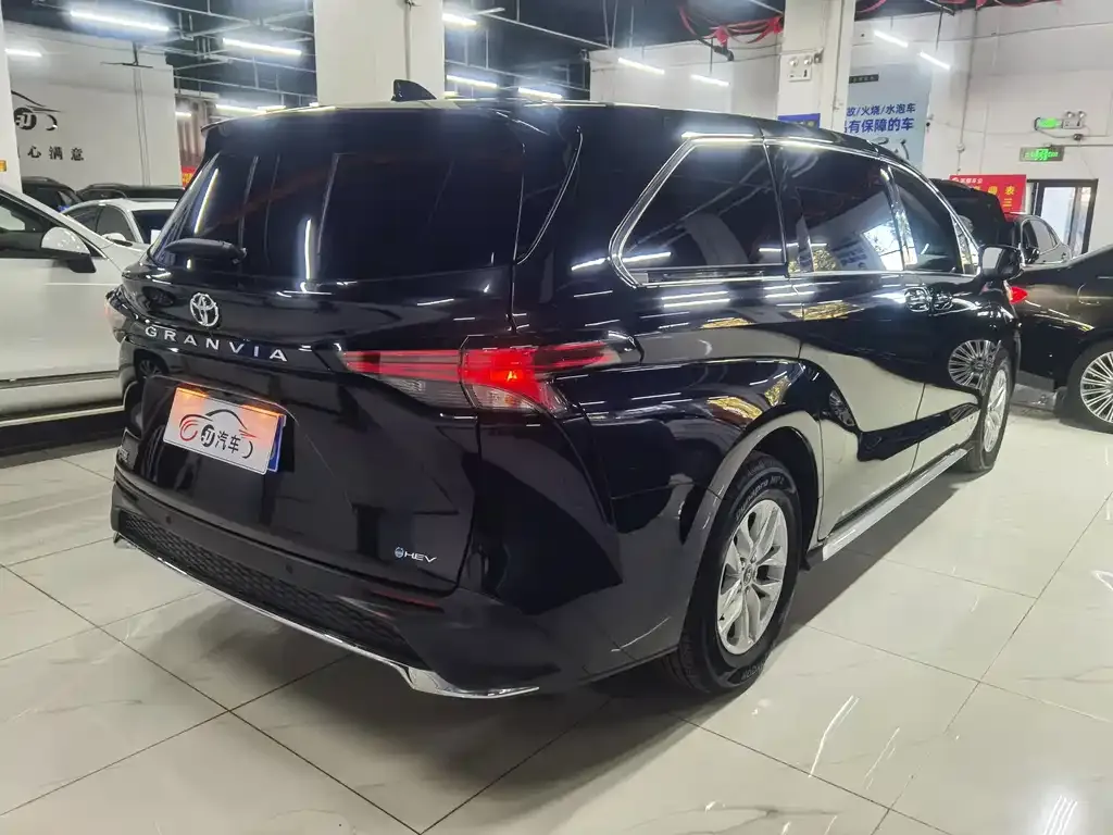 Toyota Granvia — фото 10