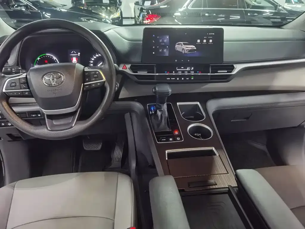 Toyota Granvia — фото 3