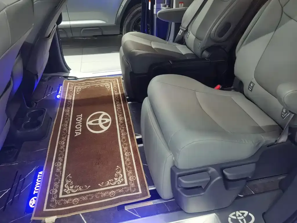 Toyota Granvia — фото 4