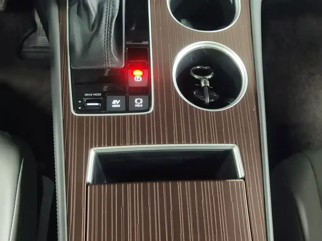 Toyota Granvia — фото 7