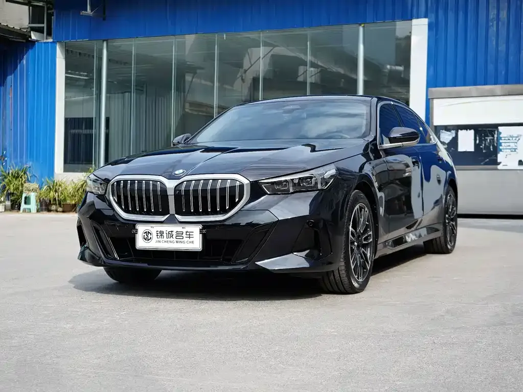 BMW 5 Series — фото 1