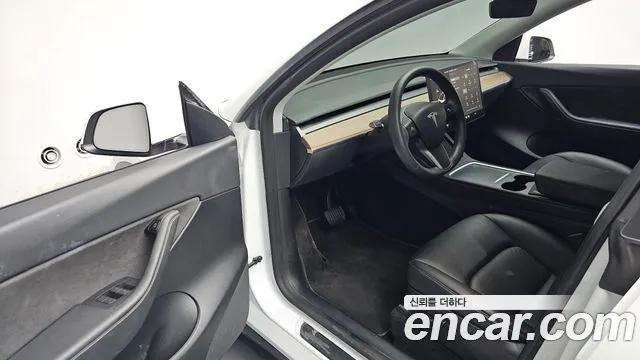 Tesla Model Y — фото 10