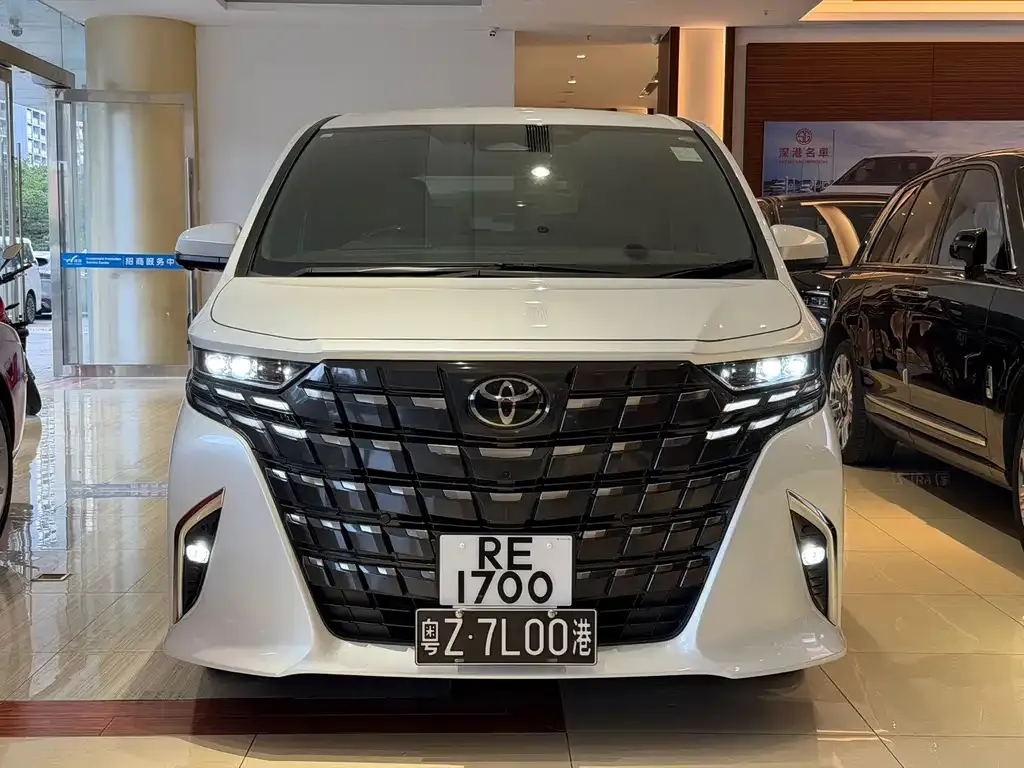Toyota Alphard — фото 1