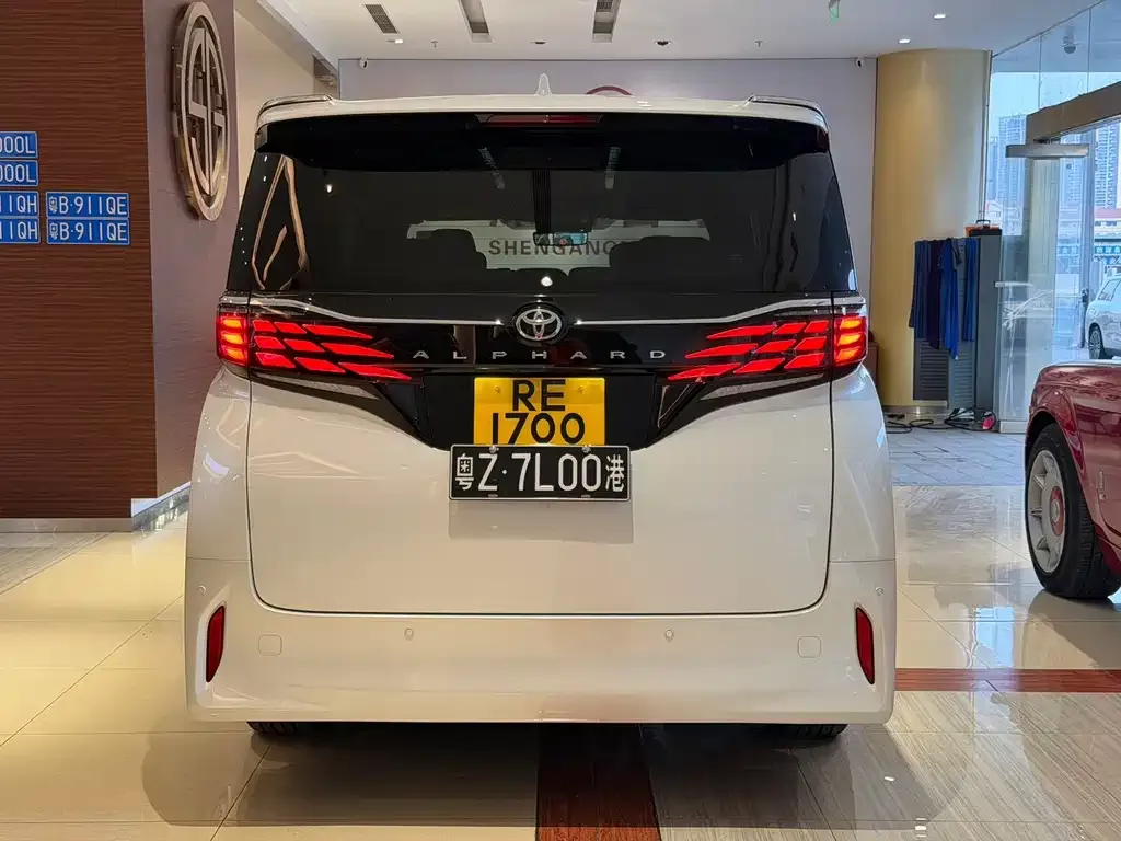 Toyota Alphard — фото 8