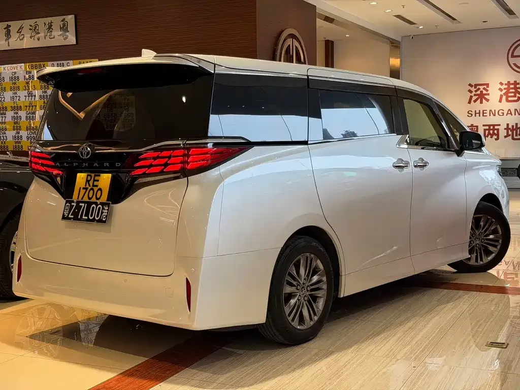 Toyota Alphard — фото 9