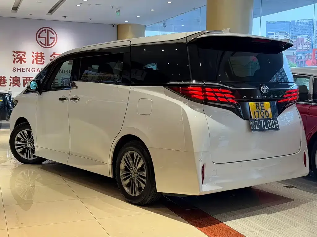 Toyota Alphard — фото 7