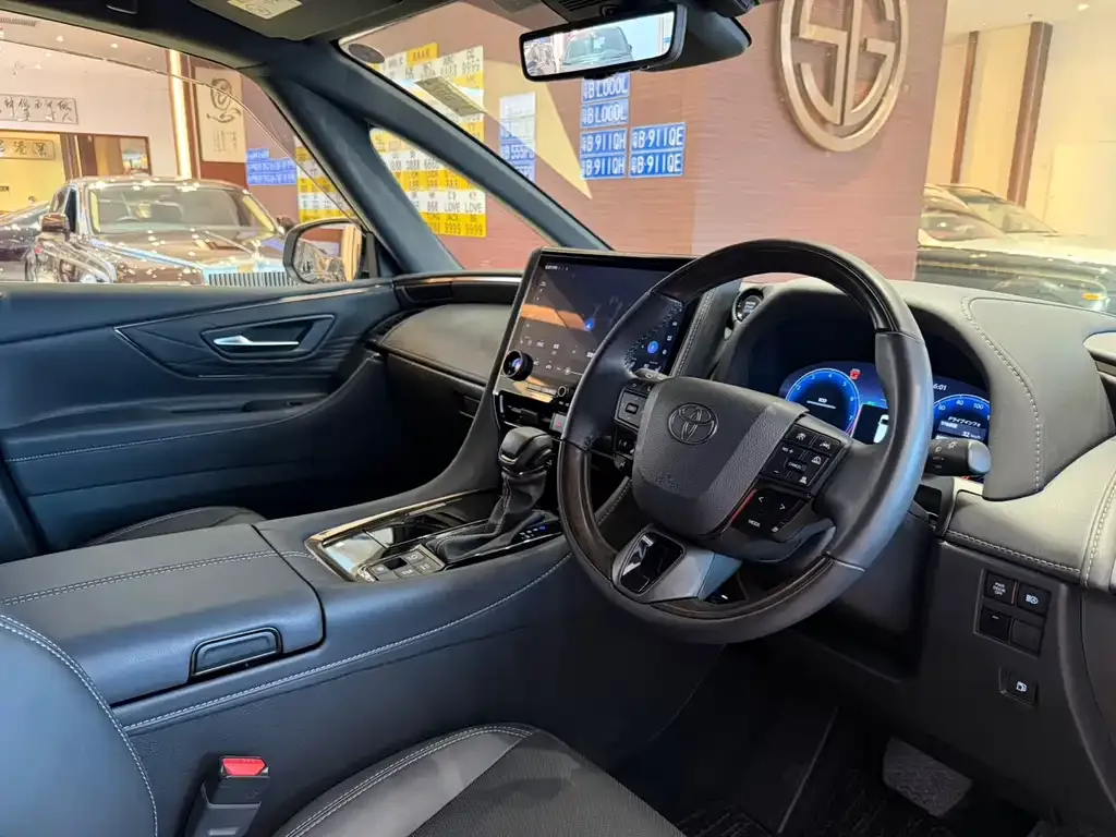 Toyota Alphard — фото 4